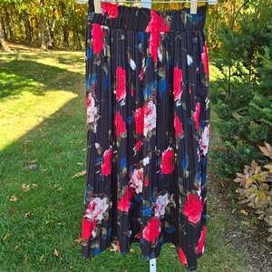 EXLURA Black Pleated Flowing Red Cream Floral Midi Skirt Whimsygoth size Small